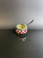 Солонка с ложечкой и декором в виде чешуи, мельхиор (медь-никель), эмали, стекло, золочение, Мстерский завод художественных изделий «Ювелир», СССР, 1970-1990 гг