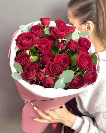 Букет из 7 красных кустовых роз с эвкалиптом