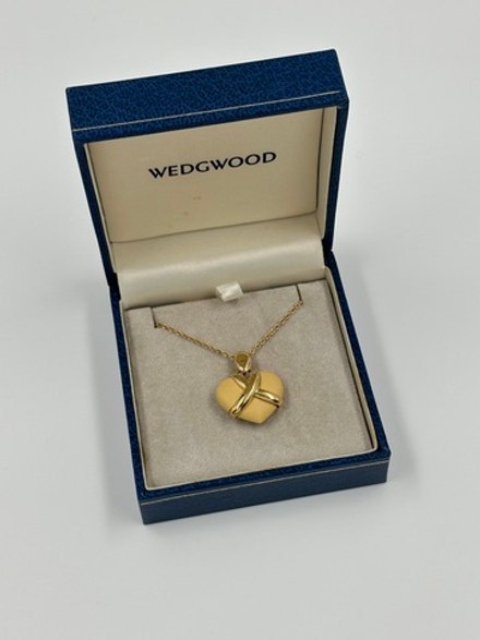 Кулон в виде сердца Wedgwood жёлтый