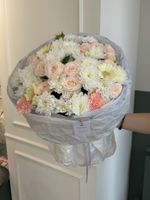 Букет сборный из хризантемы, кустовых пионовидных роз, диантусов и минигерберы
