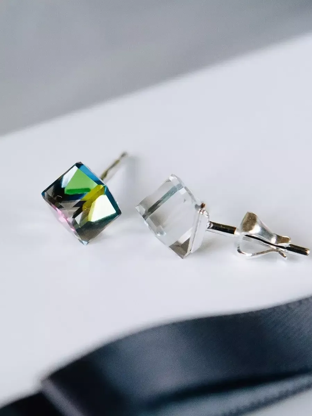 Серьги-гвоздики Миражи с зелеными кубиками-хамелеонами Swarovski