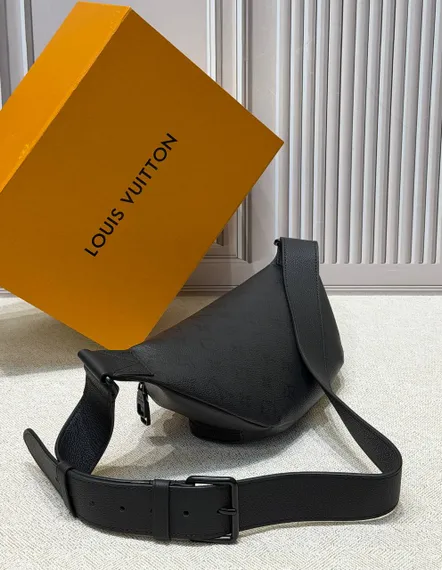Поясная сумка Louis Vuitton Rush Bumbag из канвы Monogram Midnight