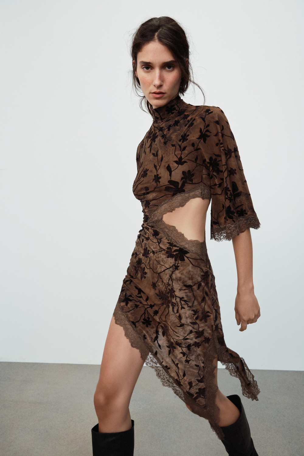 МИНИ-ПЛАТЬЕ ИЗ ФЛОКИРОВАННОЙ ТКАНИ С РАЗРЕЗОМ — ZARA