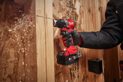 Аккумуляторная дрель-шуруповерт Milwaukee M18 BLDDRC-202C 4933492833+ подарок M18 BLIDR-0X