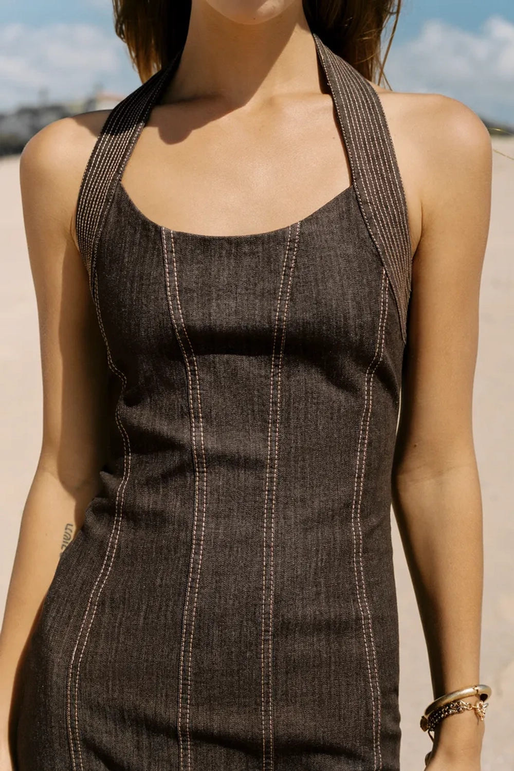 ZARA ДЖИНСОВОЕ ПЛАТЬЕ МИДИ Z1975 С ХАЛТЕРОМ, КОРИЧНЕВЫЙ