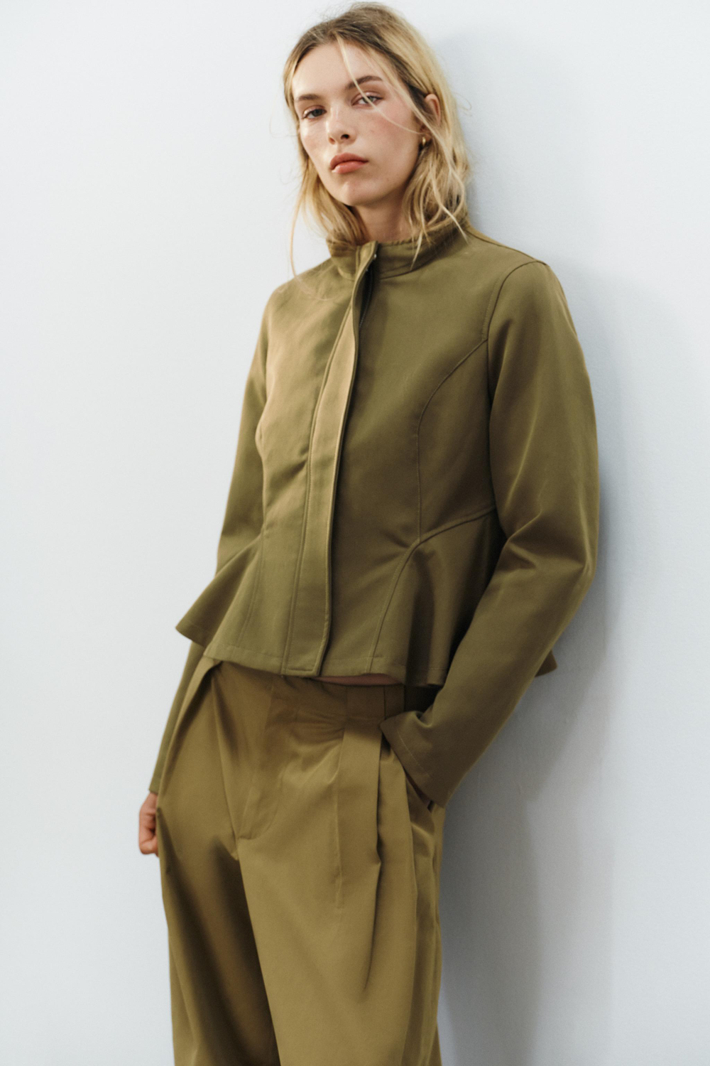 ZARA ПРИТАЛЕННАЯ КУРТКА С БАСКОЙ, ХАКИ