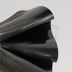 Автовинил карбон 6D черная глянец сложенным волной листом — многослойный лаковый блеск с глубиной и отражениями на плетении