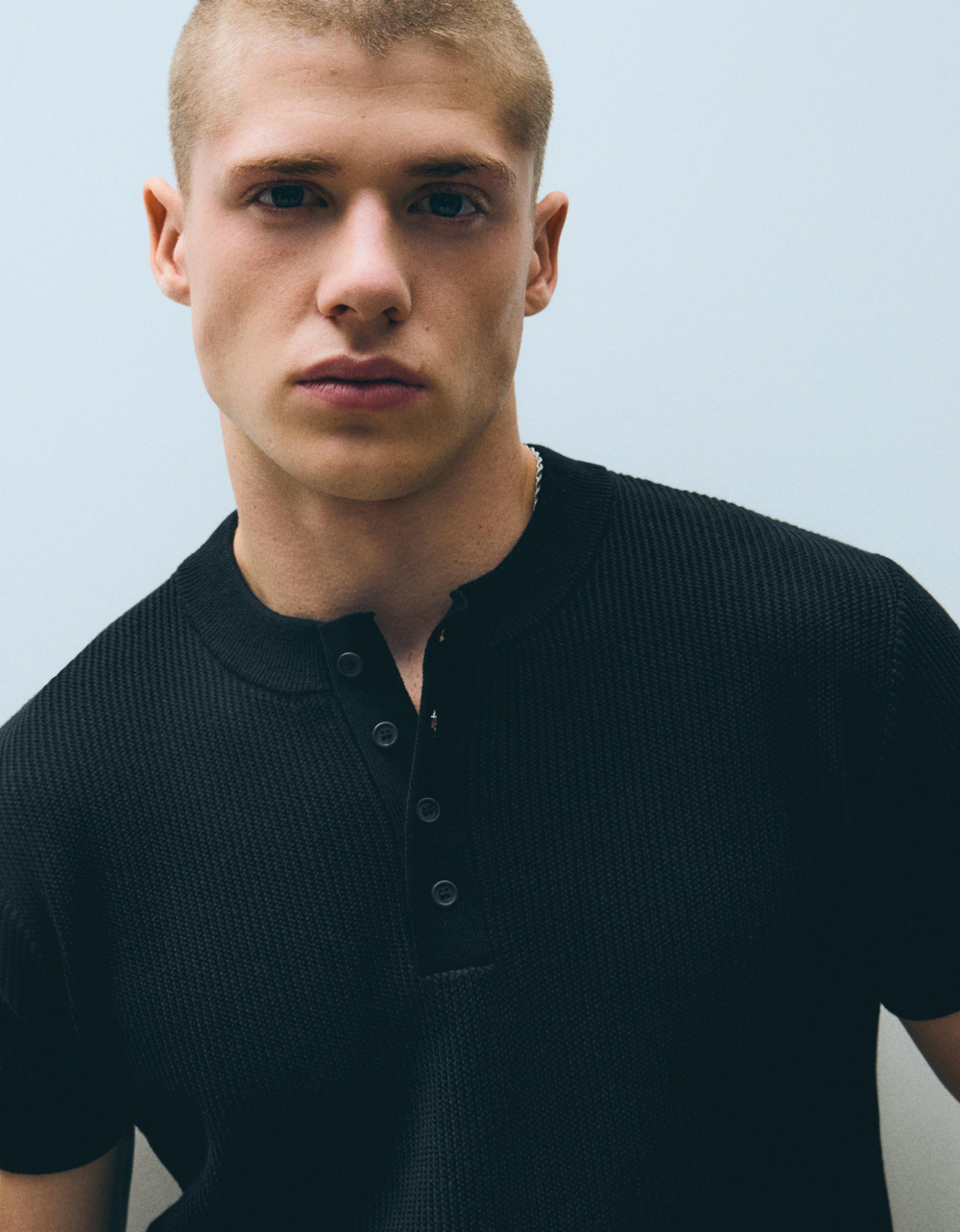 Мужская футболка-хенли с коротким рукавом - BERSHKA