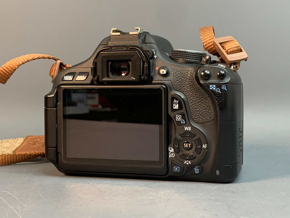 Canon 600D kit 18-55mm 3.5-5.6 IS ll 22.000 кадров