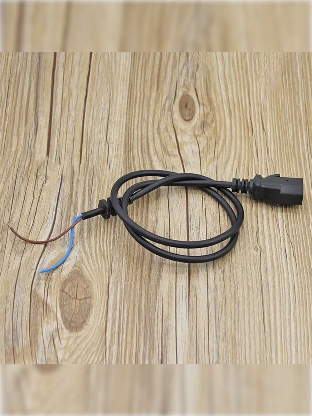 Кабель для зарядного устройства IEC C15
