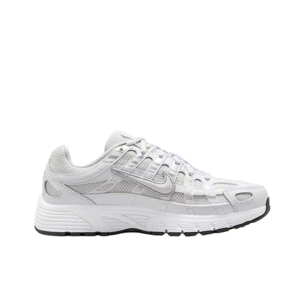 alt="Кроссовки Nike P-6000 женские арт. BV1021-102 белая расцветка с оттенком Platinum Tint вид спереди"