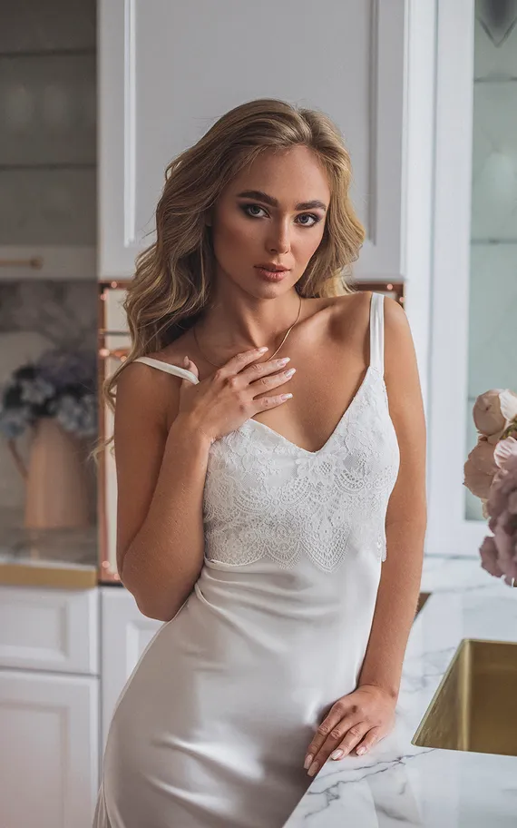 7162 платье-сорочка молочного цвета с кружевами