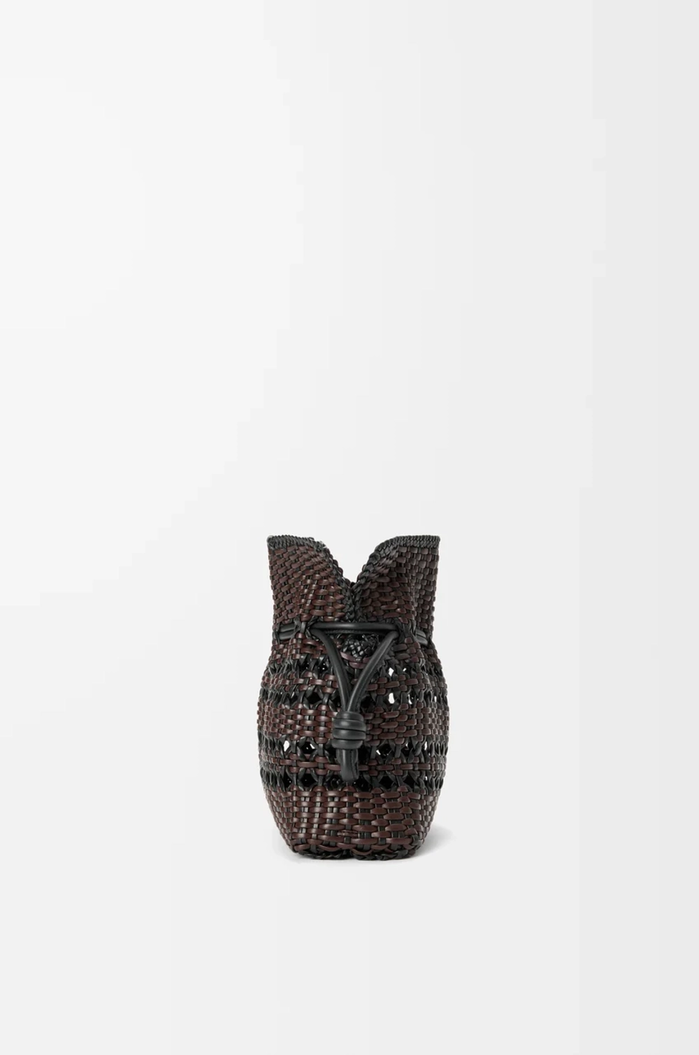 Loewe Сумка-клатч Flamenco среднего размера из плетеной телячьей кожи наппа, черный/коричневый