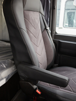 Чехлы Люкс Sitrak MAX; SITRAK C7H с 2024 г (экокожа, черный, серая вставка)