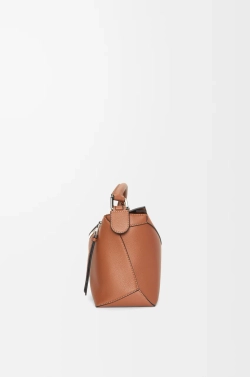 Loewe Маленькая сумка Puzzle Edge из классической телячьей кожи, коричневый