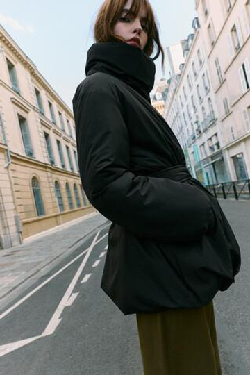 ZARA СТЕГАНЫЙ АНОРАК С РЕМНЕМ, ЧЕРНЫЙ