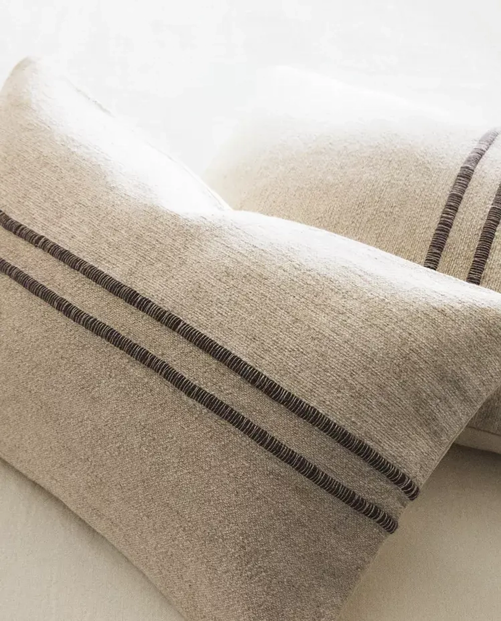 ZARA HOME НАВОЛОЧКА ДЛЯ ДЕКОРАТИВНОЙ ПОДУШКИ С КОНТРАСТНОЙ ЛИНИЕЙ, СВЕТЛО-БЕЖЕВЫЙ
