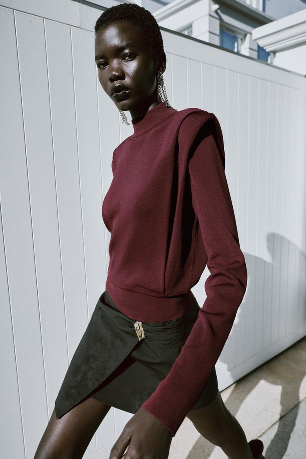 ZARA ТРИКОТАЖНЫЙ СВИТЕР С ПОДПЛЕЧНИКАМИ, БУРГУНДИ