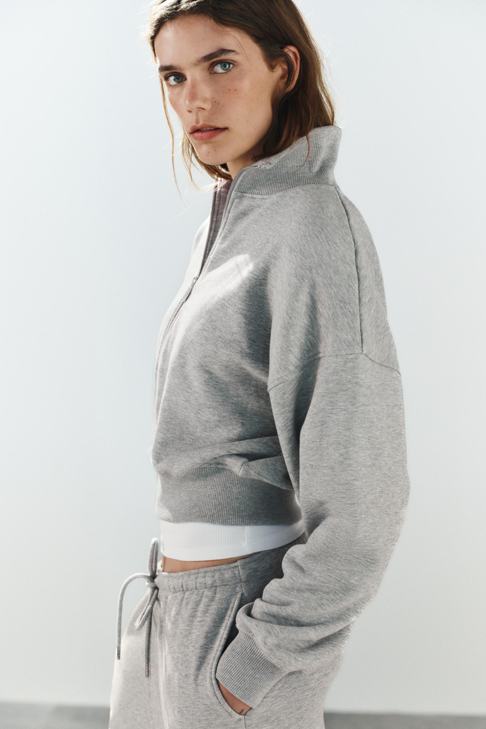 ТОЛСТОВКА С МОЛНИЕЙ — ZARA