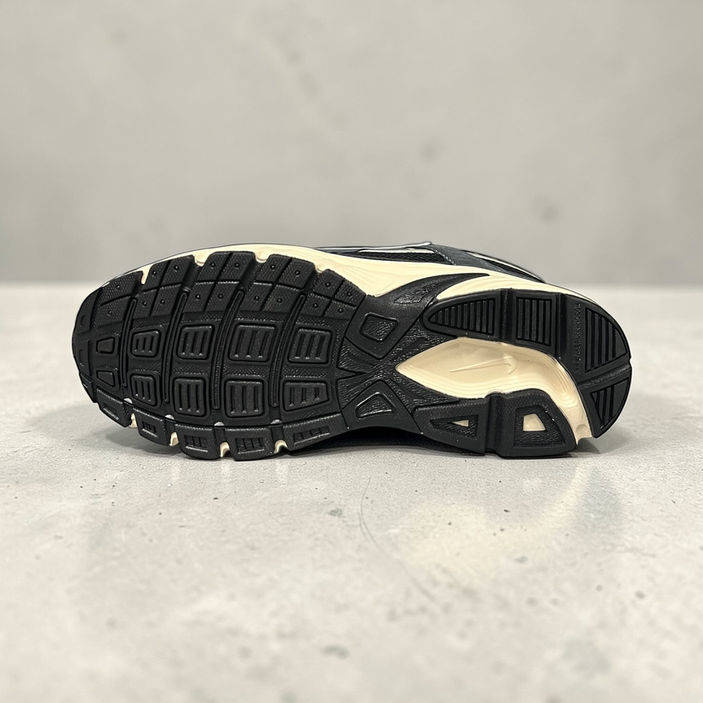 Nike Initiator • Black Bone