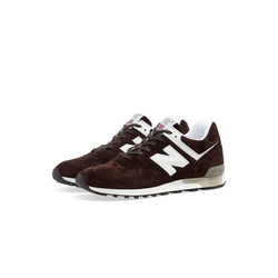 alt="Боковой логотип N на замшевом верхе New Balance 576 Made in England"
