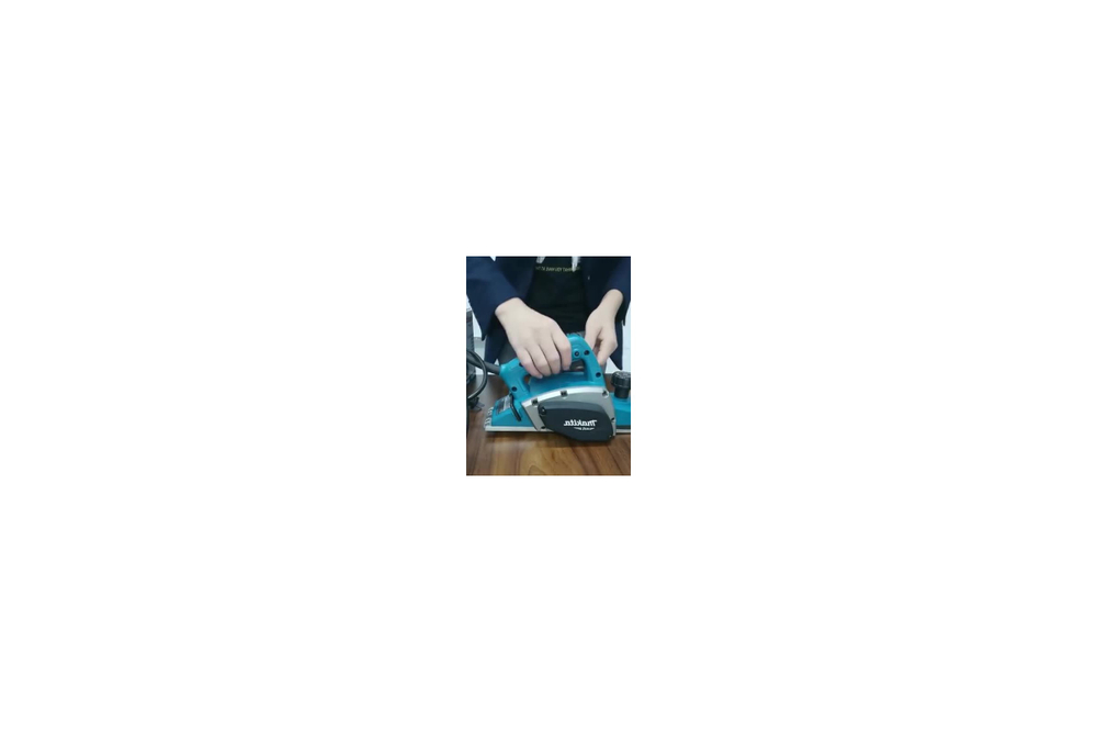 Рубанок Makita 500Вт, 16000 об/мин., ширина 82мм, глубина 1.0мм M1902B