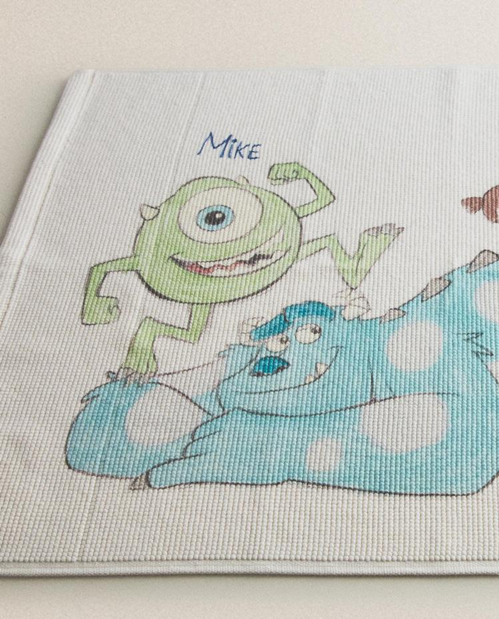 ZARA HOME ДЕТСКИЙ КОВРИК ДЛЯ ВАННОЙ «КОРПОРАЦИЯ МОНСТРОВ» ©DISNEY/PIXAR, КРЕМОВЫЙ