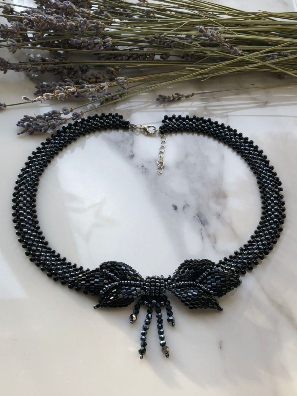 Колье "Бантик" ручной работы из бисера и кристаллов Swarovski