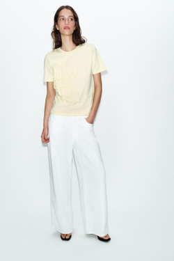 ZARA ФУТБОЛКА С ЦВЕТОЧНЫМ РЕЛЬЕФОМ, ЖЕЛТЫЙ