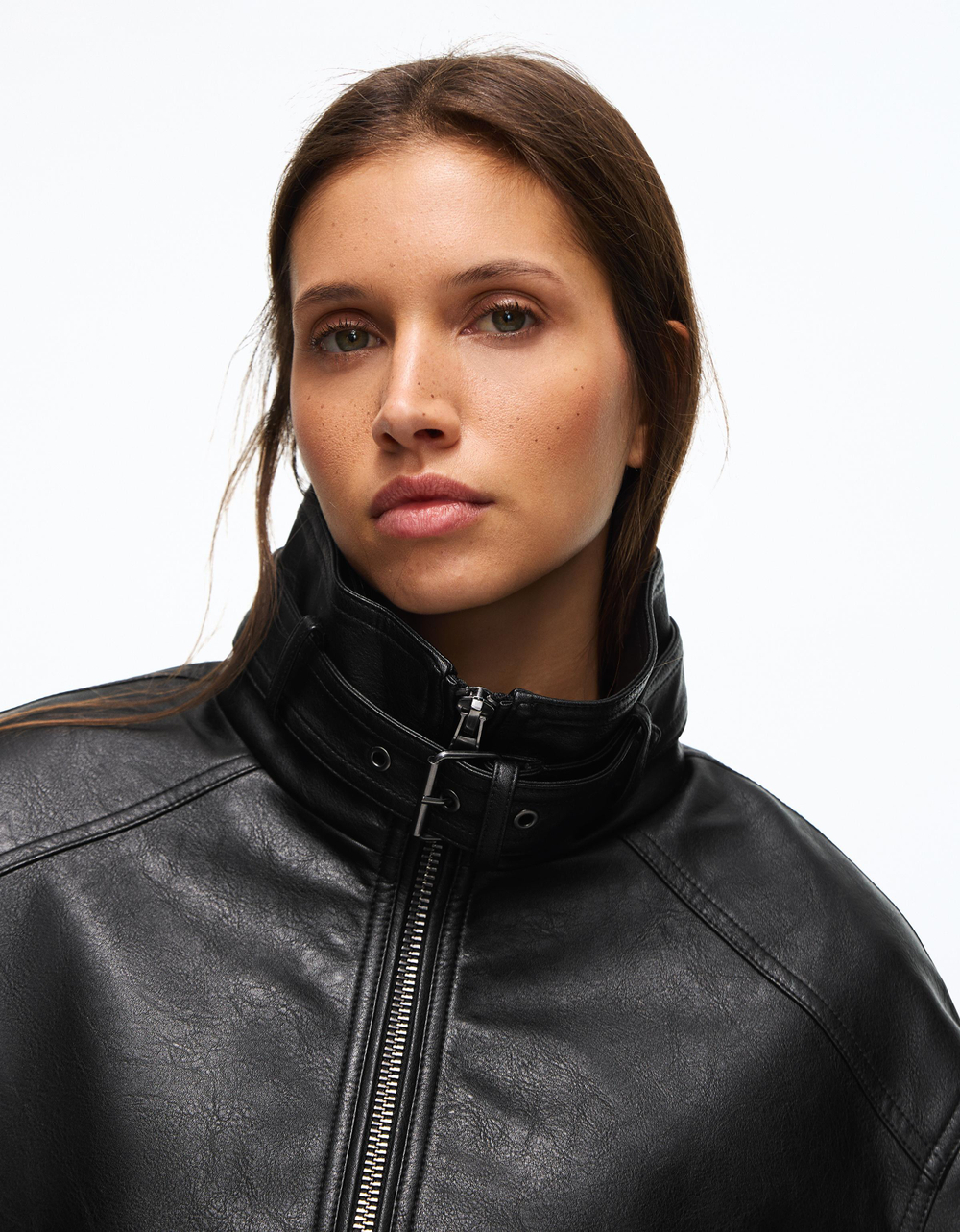 Женская куртка из искусственной кожи с воротником-трубой - BERSHKA