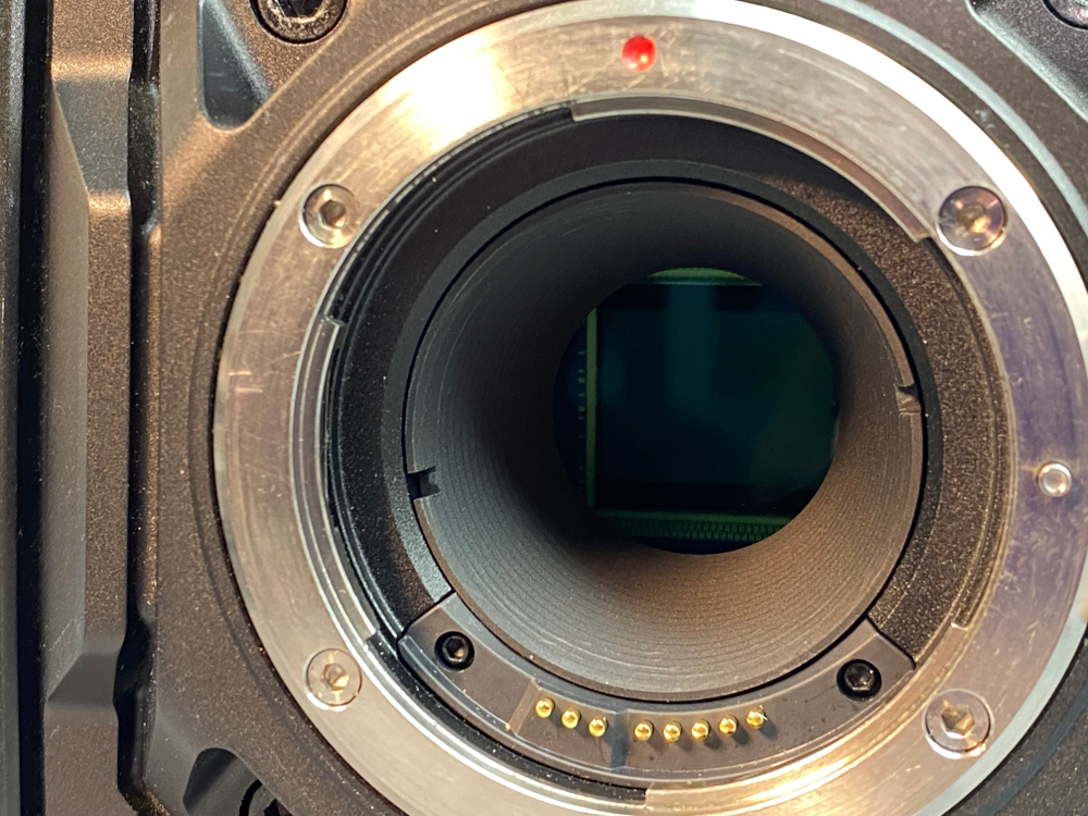 Blackmagic URSA 4K Canon EF Не включается