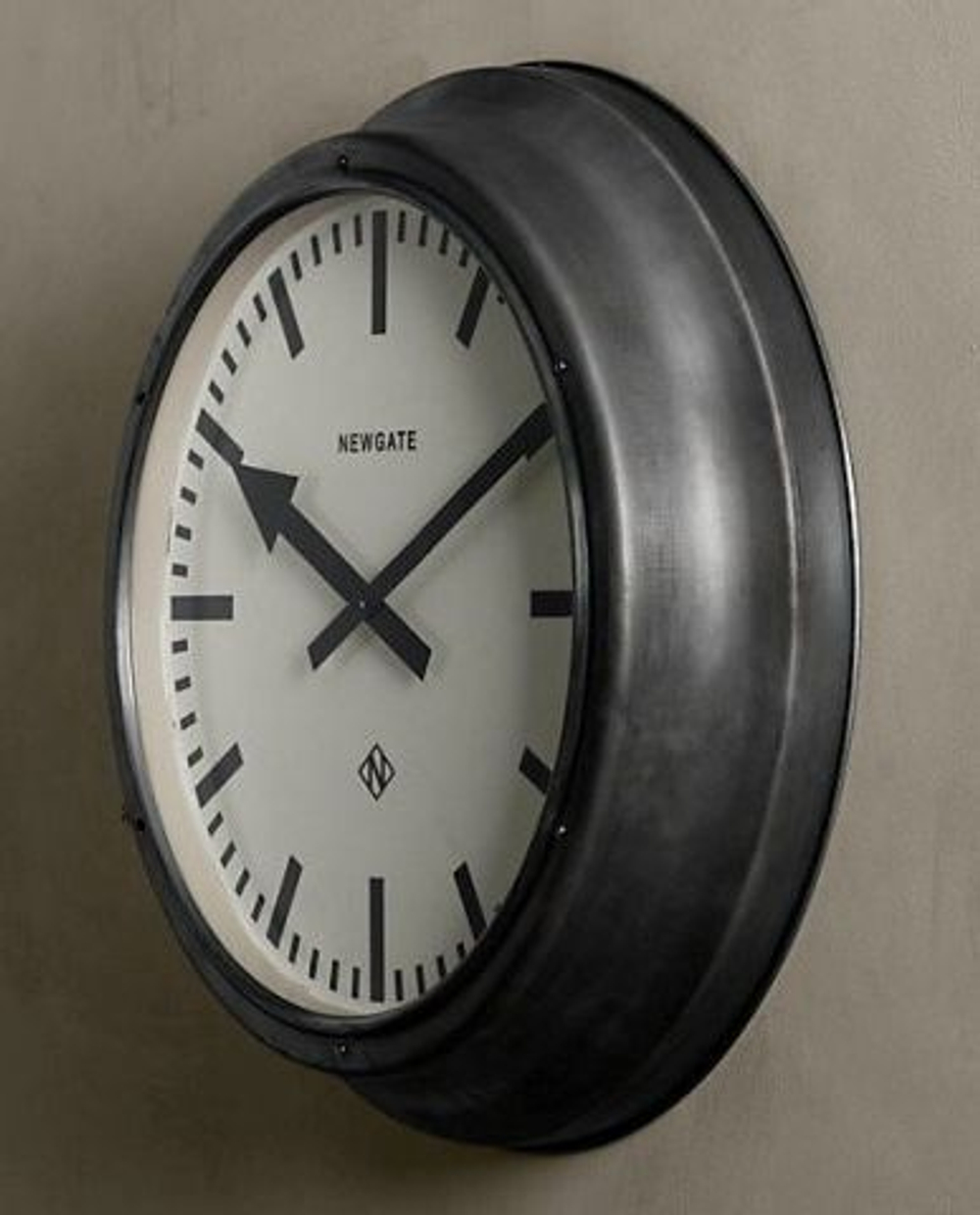 Часы настенные Restoration Hardware Дифрент малые США вид сбоку
