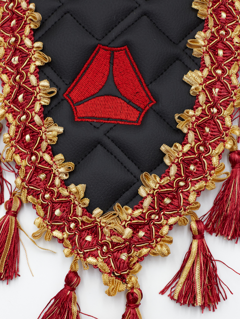 Вымпел тройной SITRAK (экокожа, черный с красными кисточками)