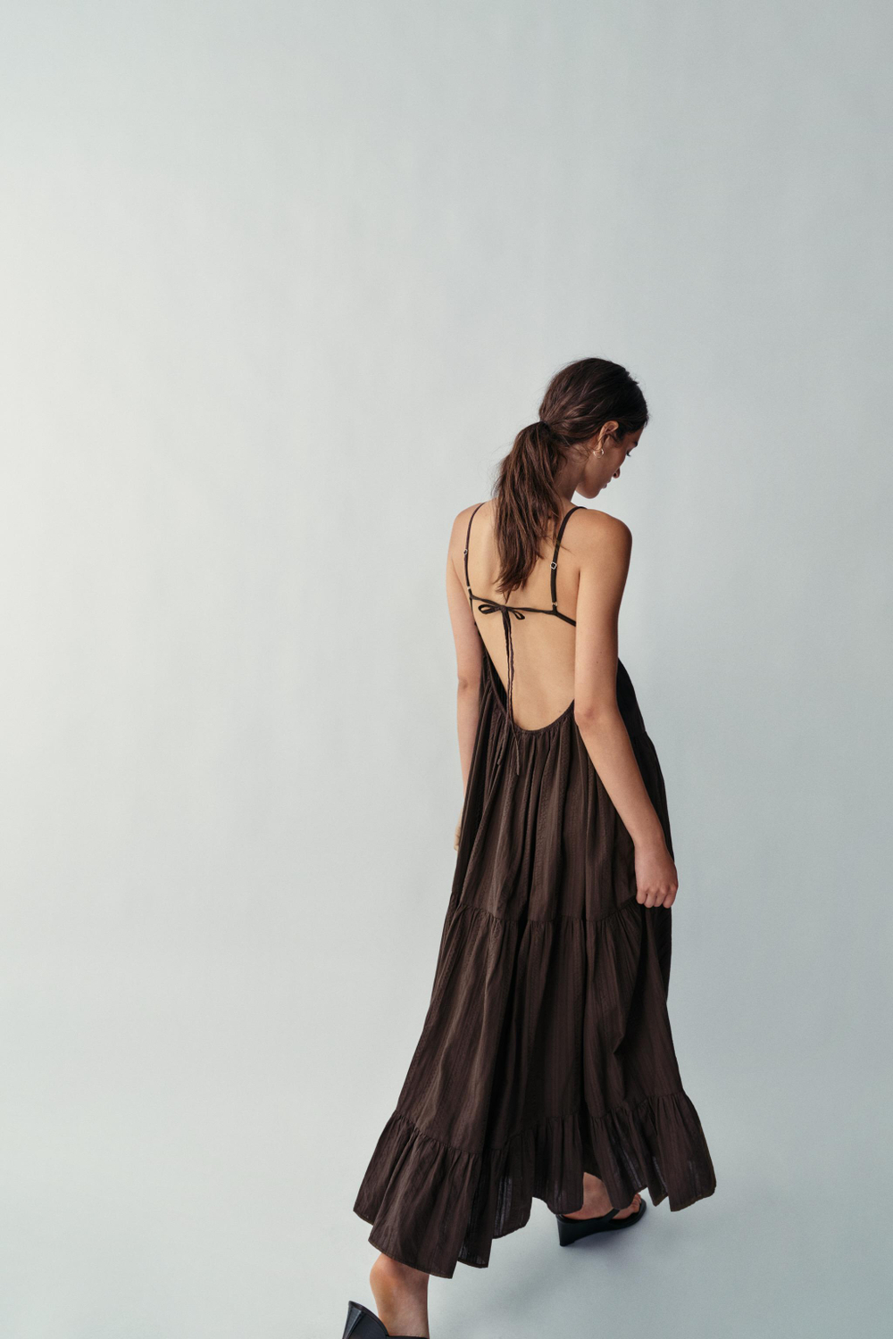 ZARA ДЛИННОЕ ПЛАТЬЕ, ТЕМНО-КОРИЧНЕВЫЙ