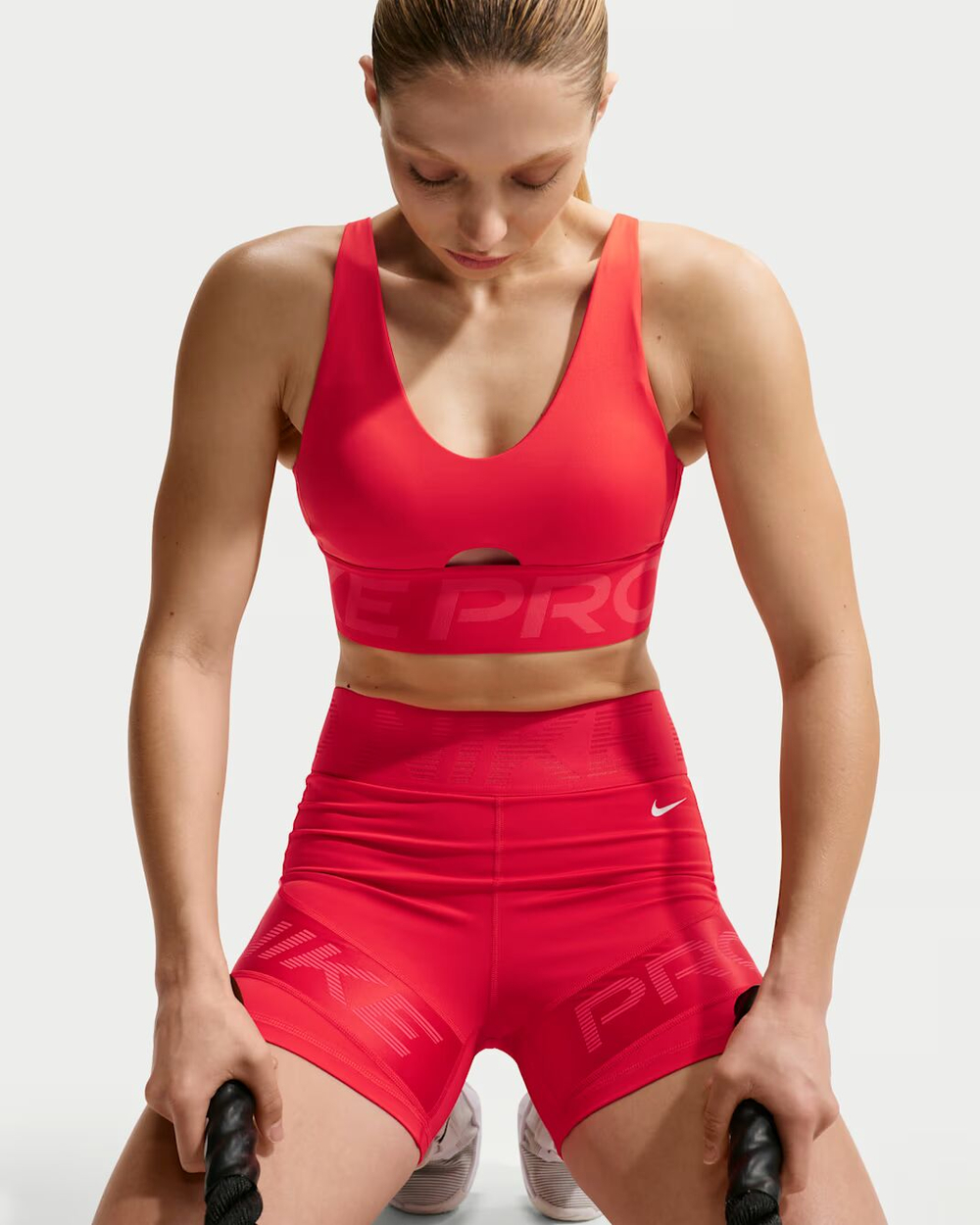 Nike Pro Indy Plunge Женский спортивный бюстгальтер со средней поддержкой и вставками - NIKE