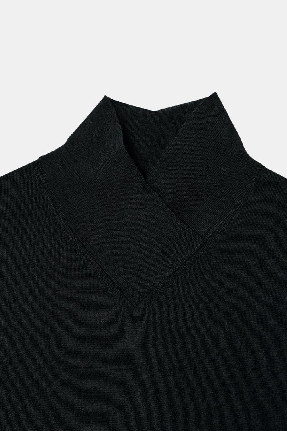 ZARA СВИТЕР ИЗ СМЕСОВОЙ ШЕРСТИ С ПЕРЕКРЕЩЕННЫМ ВОРОТНИКОМ, ЧЕРНЫЙ