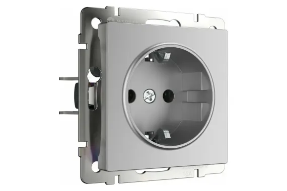 Розетка Werkel с заземлением + шторка IP31 серебряная 25915