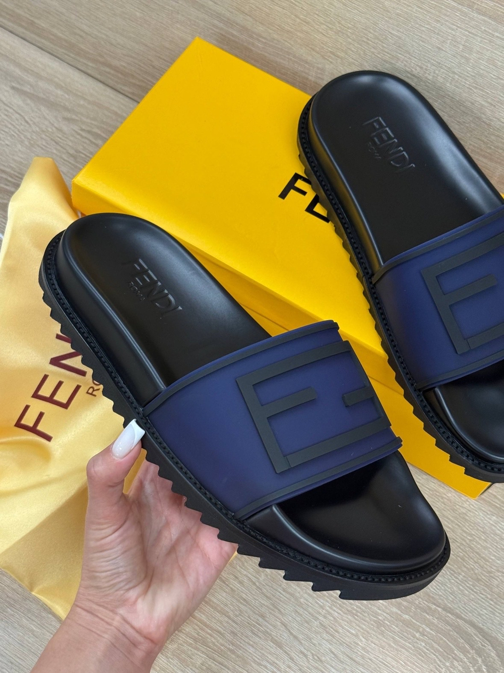 Шлепанцы/Тапочки Fendi