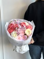 Сборный букет из хризантемы, маттиолы, кустовых пионовидных роз и диантусов - размер S