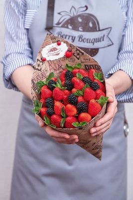 Букет из ягод клубника ежевика