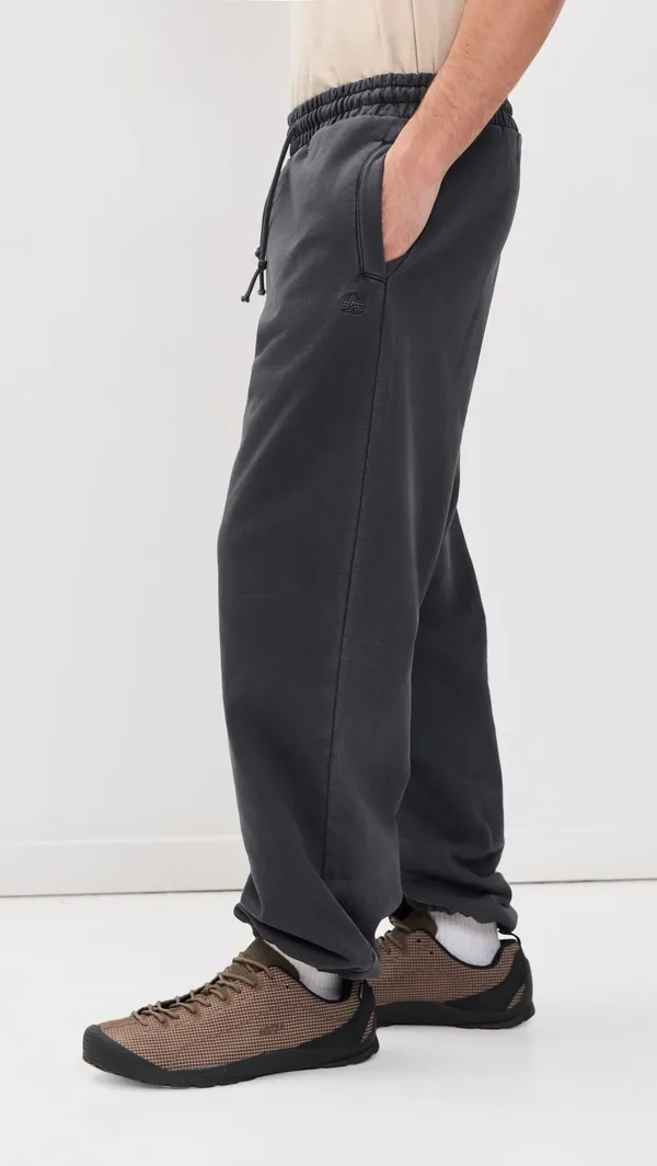 Брюки спортивные мужские ALPHA INDUSTRIES ESSENTIAL RELAXED FIT SWEATPANT (WASH)