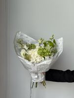Букет сборный из гортензий, маттиолы, вибурнума, амми и герберы