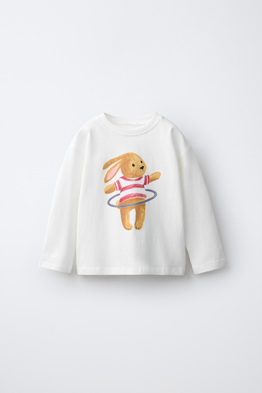 ZARA ФУТБОЛКА С ПРИНТОМ С ЖИВОТНЫМИ, ЦВЕТ ВЫБЕЛЕНОГО ЛЬНА