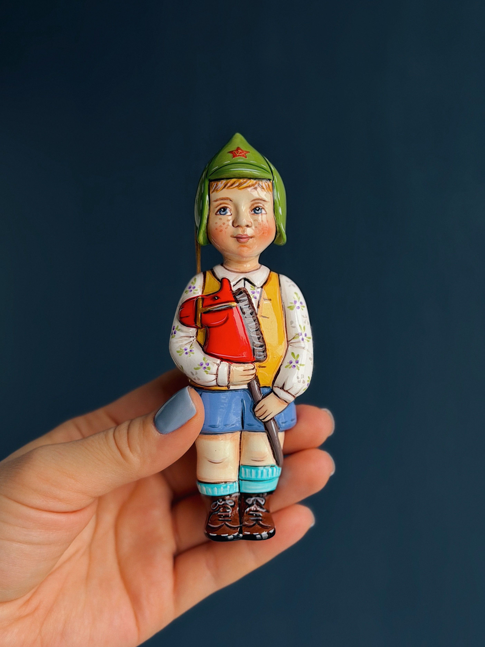 Елочная игрушка "Мальчик с лошадкой" Воздушный фарфор, ручная роспись, 14,5 см