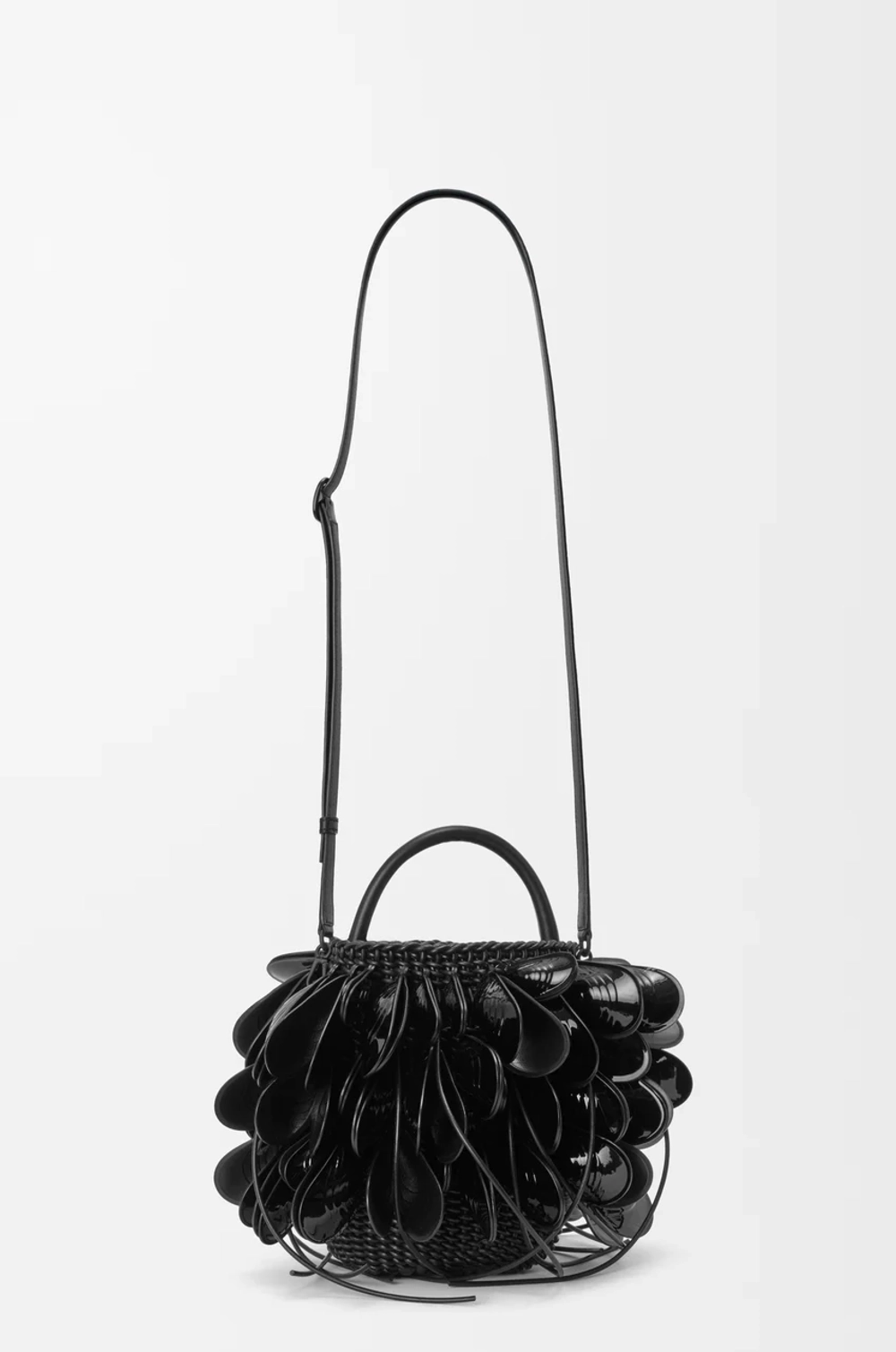 Loewe Сумка-корзинка Shell из плетеной телячьей кожи, черный