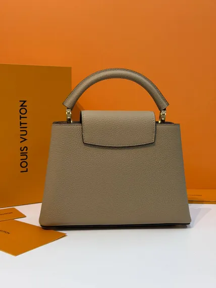 Сумка Louis Vuitton Capucines BB серо-бежевый