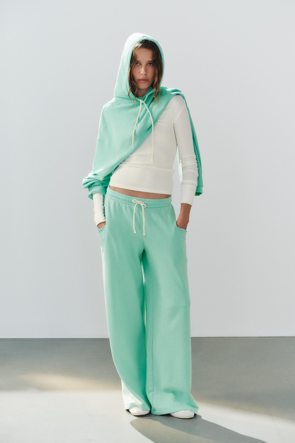 ФУТБОЛКА В РУБЧИК С ДЛИННЫМИ РУКАВАМИ — ZARA