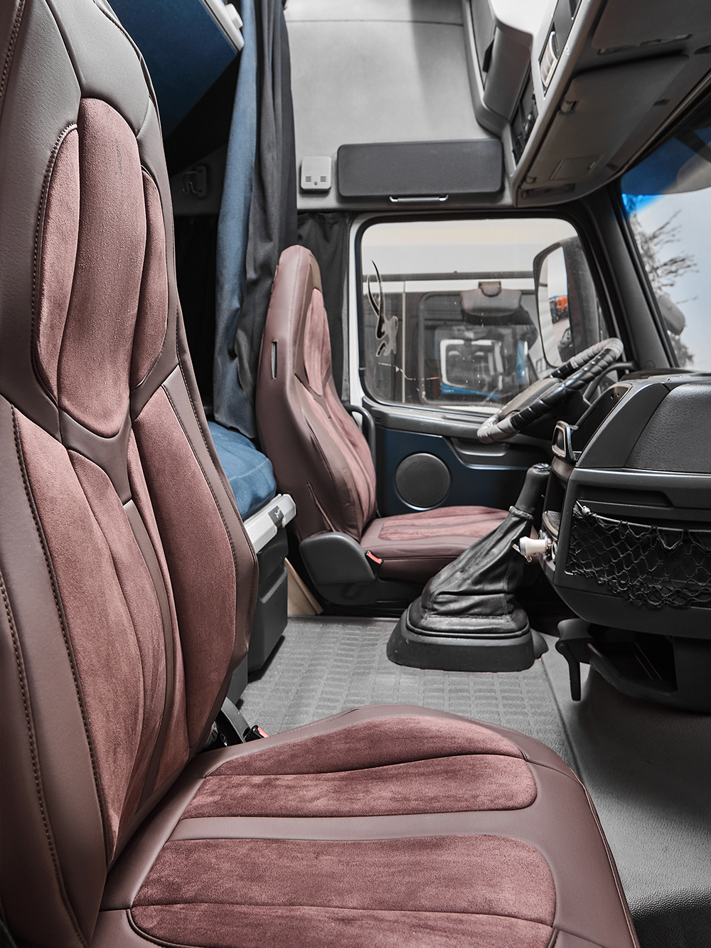 Чехлы Люкс VOLVO FH-13 после 2018 года: водитель от сиденья, пассажир от стойки кабины (один вырез под ремень) (экокожа, коричневый, коричневая вставка)