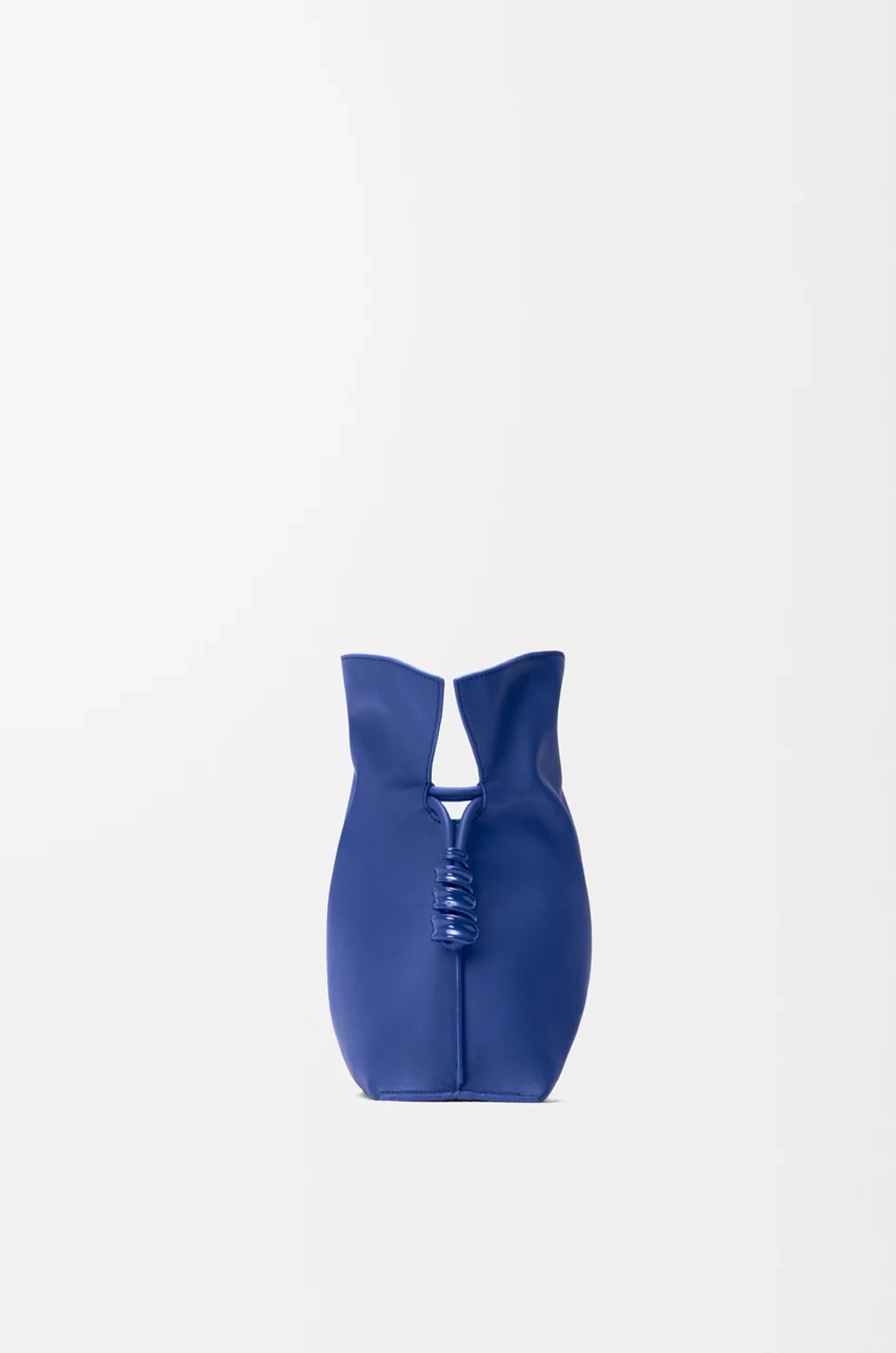 Loewe Сумка-клатч среднего размера Coil Flamenco из телячьей кожи наппа, ярко-синий