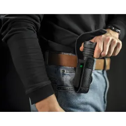 Тактический фонарь Armytek Viking 2330 лм (тёплый свет) - извлечение из чехла на поясе